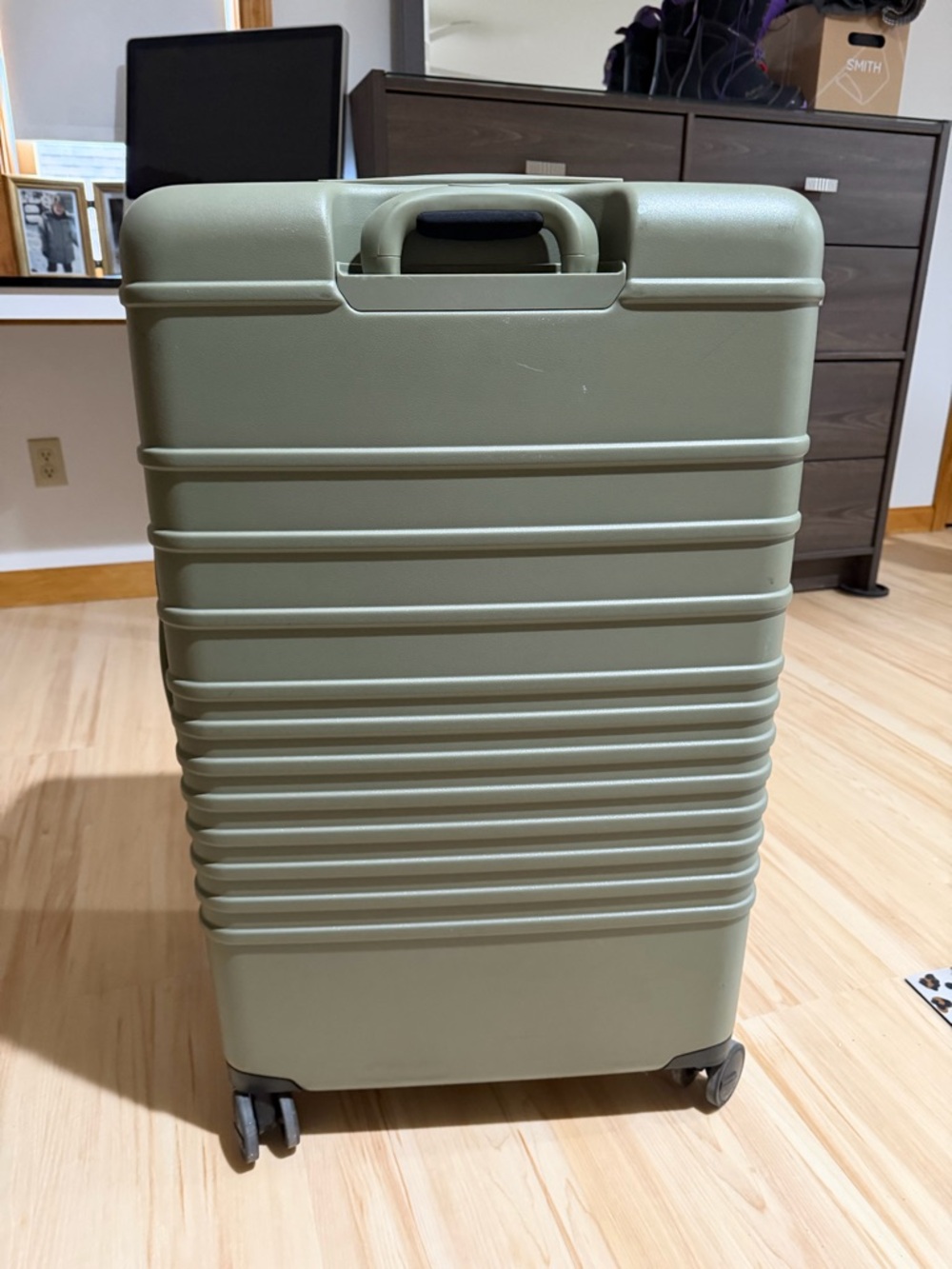 BEIS Matte Olive Hardside Spinner Large Check In Roller - Picture 3 of 5